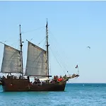 Apartmán Beachfront Luxury - Sea View Balcony, Private Garage, Wifi, Ac