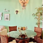 Apartmán Beachfront Luxury - Sea View Balcony, Private Garage, Wifi, Ac