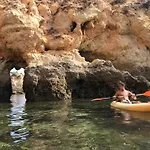 Beachfront Luxury - Sea View Balcony, Private Garage, Wifi, Ac Apartmán