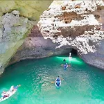 Beachfront Luxury - Sea View Balcony, Private Garage, Wifi, Ac Apartmán *