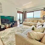 Beachfront Luxury - Sea View Balcony, Private Garage, Wifi, Ac Lägenhet